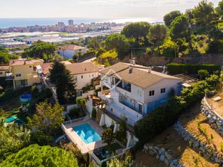 Chalet à Cabrils. Excelente casa a 4 vientos con vistas al mar en venta en cabrils