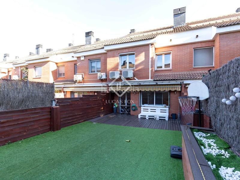 Foto b99d60d7-a7f6-44f4-a5c7-d836d950960e. Chalet with parking in Centre Sant Joan Despí