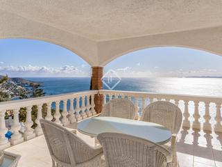 Chalet in Puig Rom-Canyelles-Almadrava. Villa con jardín, piscina y vistas al mar en roses