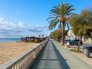 Xalet a Caldes d´Estrac. Exclusiva casa en primera línea de mar en venta en caldes destra