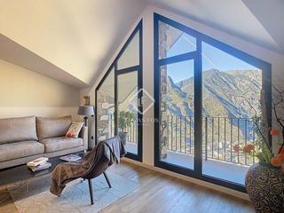 Chalet in Ciudad Universitaria. Magnífica casa adosada en excelentes condiciones en venta en st