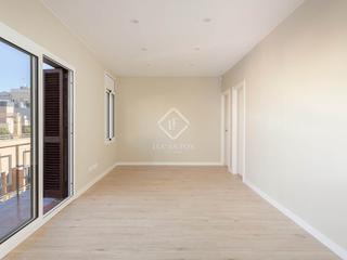 Piso en Sants. Piso en excelentes condiciones de 3 dormitorios con 8m terraza e