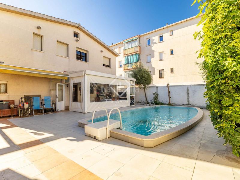 Foto 239c37ea-81b9-42d8-a620-b6abfbaf2a60. Chalet avec parking piscine dans Lluminetes Castelldefels