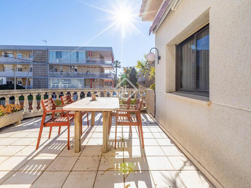 Foto 30c91dd9-6bea-4a99-9d52-242e56fd9400. Chalet avec parking piscine dans Lluminetes Castelldefels