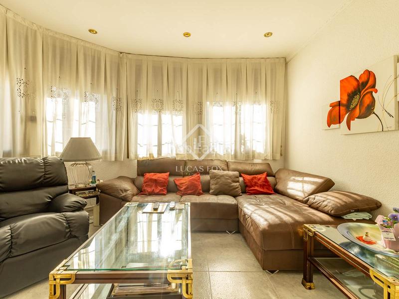 Foto 58d8cda1-2a80-493d-b4d2-e4b8f031a38c. Chalet avec parking piscine dans Lluminetes Castelldefels