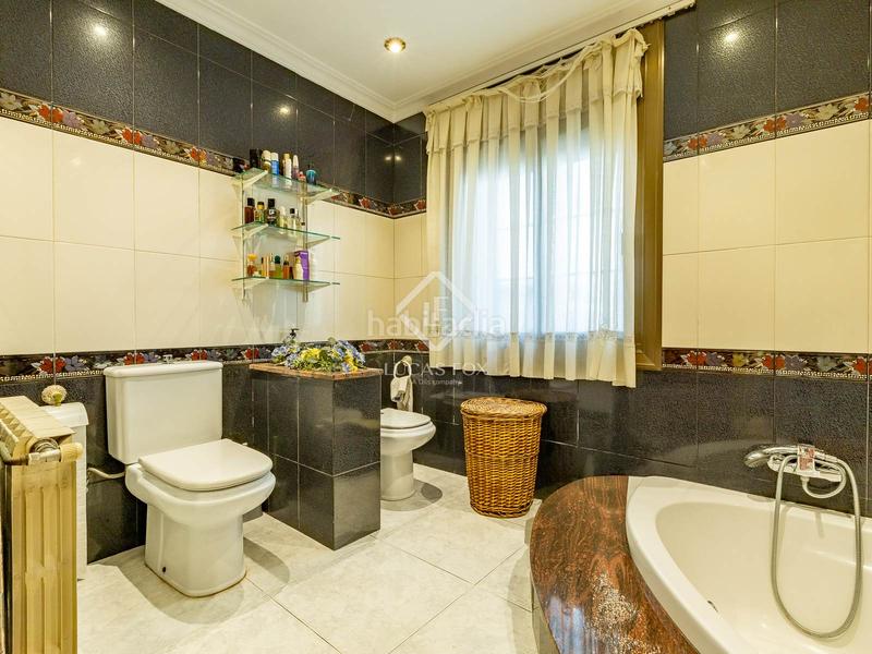 Foto 5a692e5a-2a75-4242-bca1-9672613f26d6. Chalet avec parking piscine dans Lluminetes Castelldefels