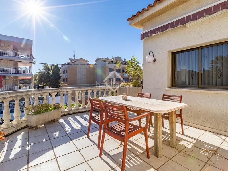 Foto 6b8a1835-d7a8-43c8-b33a-2305ae940f1f. Chalet avec parking piscine dans Lluminetes Castelldefels