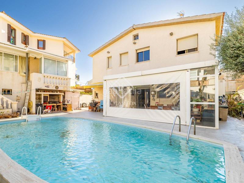 Foto bbd2c089-f7ac-49fb-bdee-8630e5b36fc9. Chalet avec parking piscine dans Lluminetes Castelldefels