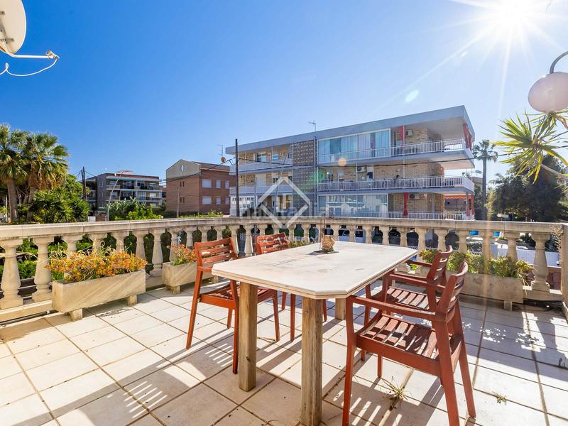 Foto de67d2d1-7c15-4daf-b9aa-acaad268c772. Chalet avec parking piscine dans Lluminetes Castelldefels