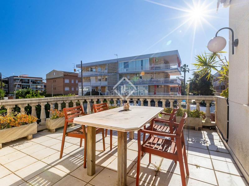 Foto f3838f3b-ccc1-49b5-812c-d2942976fb5c. Chalet avec parking piscine dans Lluminetes Castelldefels