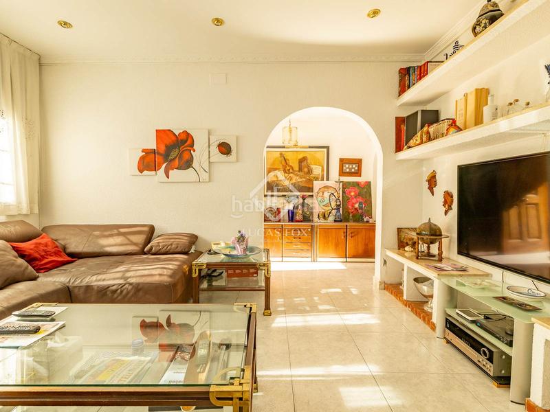 Foto f82069f0-deda-4ff3-9e9c-bde7ba97cf01. Chalet avec parking piscine dans Lluminetes Castelldefels