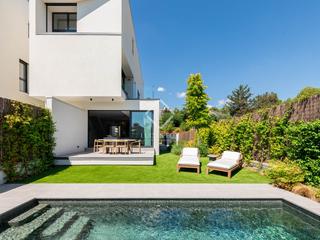 Chalet in Bellaterra. Casa  villa de obra nueva de 4 dormitorios con 47m terraza en ve