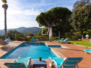 Chalet à Arenys de Munt. Casa con licencia turística en venta en arenys de munt