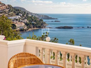 Flat in Puig Rom-Canyelles-Almadrava. Luminoso apartamento con vistas al mar y terraza cerca de la pla
