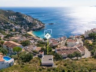 Chalet in Puig Rom-Canyelles-Almadrava. Casa moderna con vistas al mar y piscina en venta en canyelles,