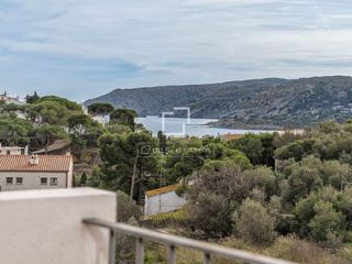 Chalet in Cadaqués. Elegante casa adosada con garaje y vistas al mar en cadaqués