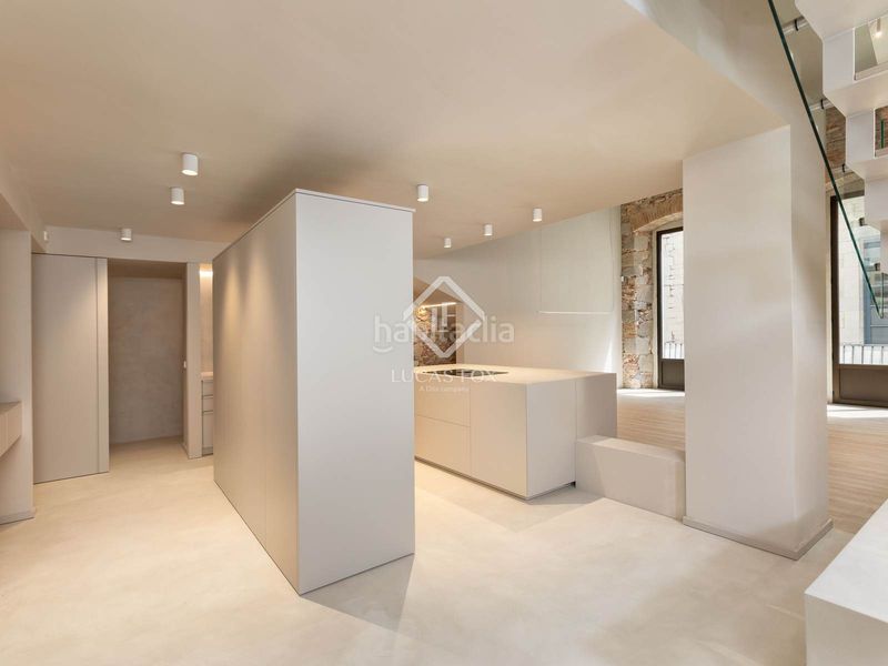 Foto 1475422f-ddc7-4978-8f64-490928986d67. Àtic amb calefacció aparcament a Centre-Barri Vell Girona