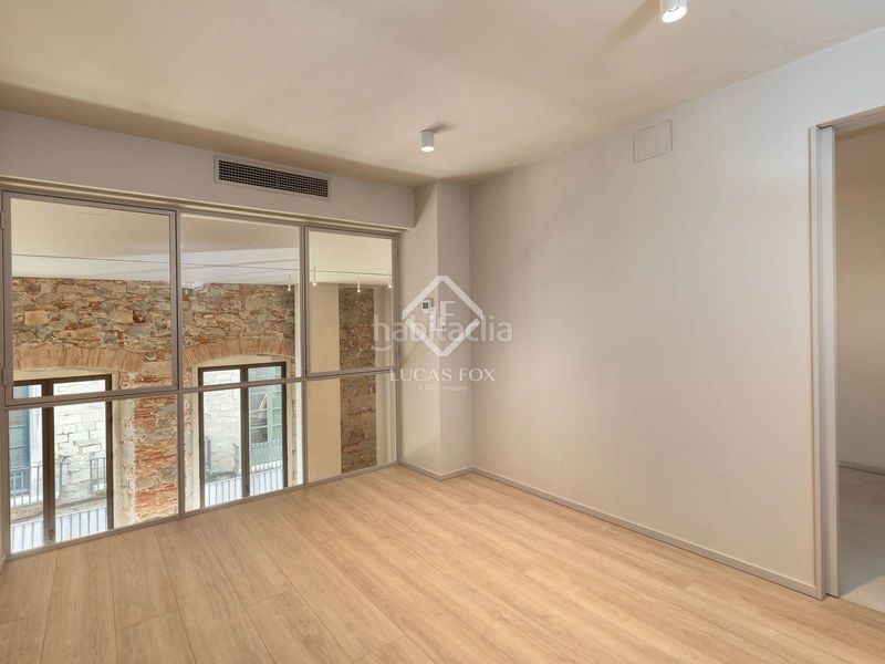 Foto 3c1d1a7e-3885-4bde-acb1-9f7c52c34b37. Àtic amb calefacció aparcament a Centre-Barri Vell Girona