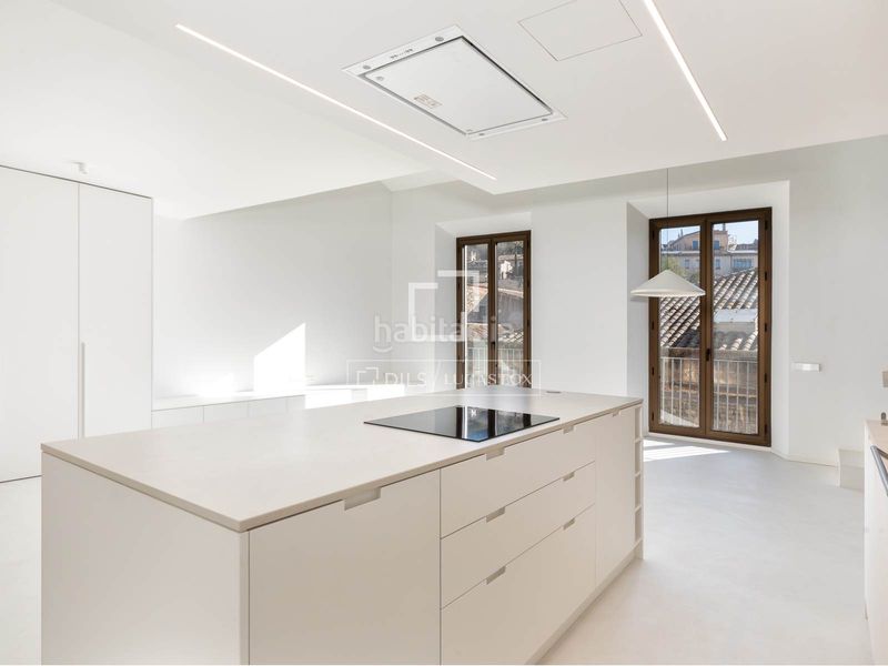 Foto a5c83b93-8139-4e8f-885e-753594f2182a. Àtic amb calefacció aparcament a Centre-Barri Vell Girona