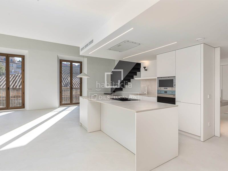 Foto c0c3574e-c5cd-4d47-ac60-e74953c4966e. Àtic amb calefacció aparcament a Centre-Barri Vell Girona