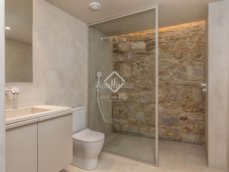 Foto 92860ac9-7db8-4ed9-9b22-9e92b231904f. Àtic amb calefacció aparcament a Centre-Barri Vell Girona