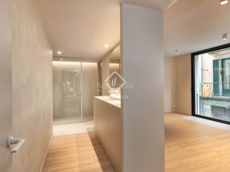 Foto 56a284ee-af68-4265-8bd0-abb34cc6b450. Àtic amb calefacció aparcament a Centre-Barri Vell Girona