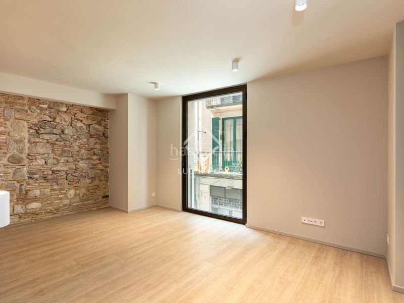 Foto 91d96fa1-1705-481f-8a4a-19c1946579e3. Àtic amb calefacció aparcament a Centre-Barri Vell Girona