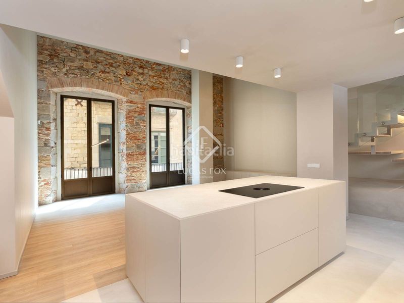 Foto 94f913cb-60f6-4a7d-9a2e-fb81e341c7a7. Àtic amb calefacció aparcament a Centre-Barri Vell Girona