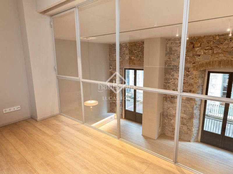 Foto b16f9619-df9e-46d9-98fd-00d9274e2644. Àtic amb calefacció aparcament a Centre-Barri Vell Girona