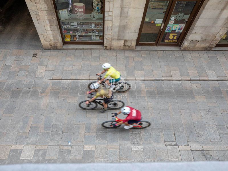Foto b20aeac2-be29-4a3d-9f5b-bc67792bc50a. Àtic amb calefacció aparcament a Centre-Barri Vell Girona