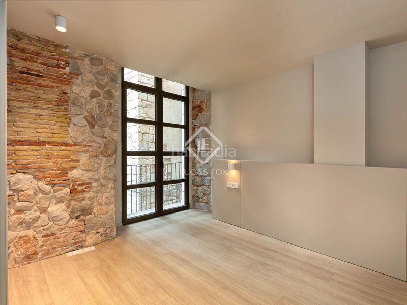 Foto f4634db3-5883-4b2c-88d9-f5eec63fb02c. Àtic amb calefacció aparcament a Centre-Barri Vell Girona