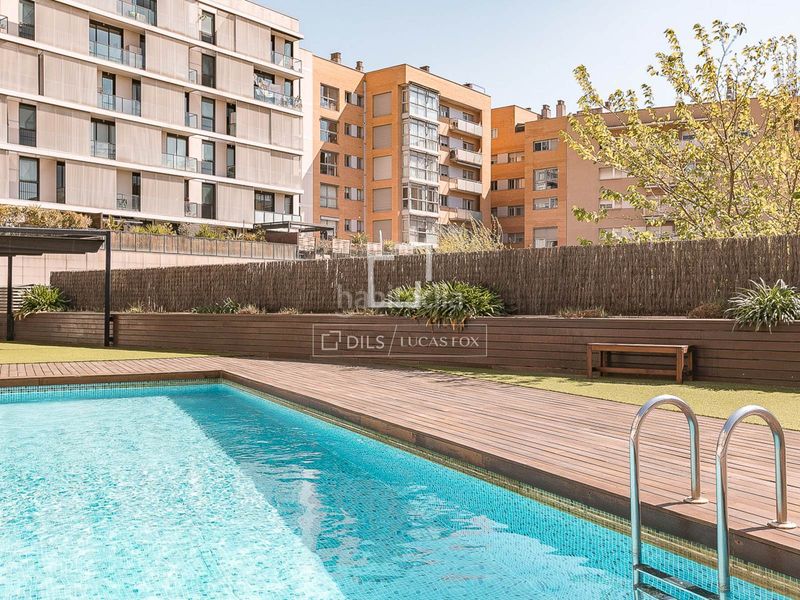 Foto 163e8ed7-656f-4731-bd9f-a44c6f80f0d0. Pis amb calefacció aparcament piscina a Poblenou Barcelona