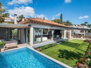 Chalet in Bellaterra. Exclusiva casa de diseño con terraza ajardinada, piscina y gran