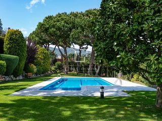 Chalet en Alella. Elegante casa adosada con jardín privado y zona comunitaria con