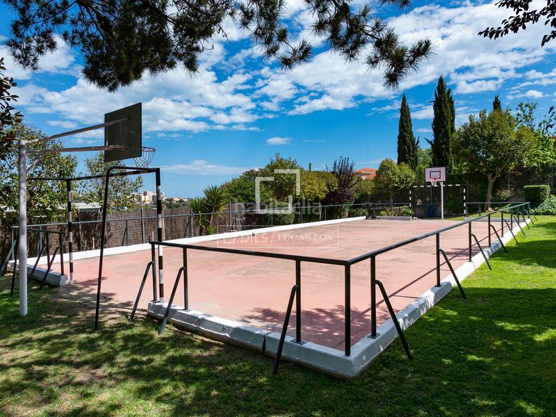 Foto 2a87e7f8-5cdc-464f-ab0c-bd73fce0fe05. Xalet amb calefacció aparcament piscina a Alella