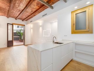 Pis a Raval. Hermoso piso renovado de dos habitaciones y terraza de 20m2 en b