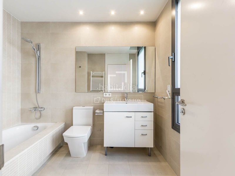 Foto c734c178-7c56-4589-9002-c23f730032f3. Pis amb calefacció aparcament a Vila de Gràcia Barcelona