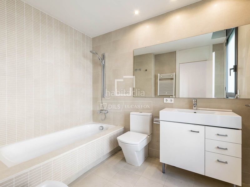 Foto de689de8-1d57-4d8d-b74c-528bf3204b12. Pis amb calefacció aparcament a Vila de Gràcia Barcelona