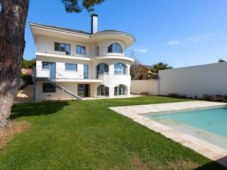 Xalet a Centre. Casa de estilo mediterráneo completamente reformada en venta en