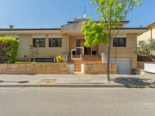 Xalet a Sarrià de Ter. Encantadora vivienda familiar con amplio jardín y estudio indepe
