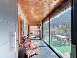 Chalet in El Serrat-Llorts. Casa  villa en excelentes condiciones de 5 dormitorios sobre una