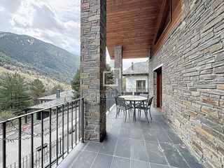 Chalet in El Serrat-Llorts. Casa  villa en excelentes condiciones de 5 dormitorios sobre una
