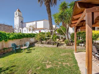 Chalet in Calella de Palafrugell. Encantadora casa con jardín en el corazón de calella con tres do