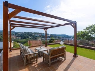 Chalet in Urbanitzacions. Casa esquinera exclusiva con mobiliario de alta gama incluido y
