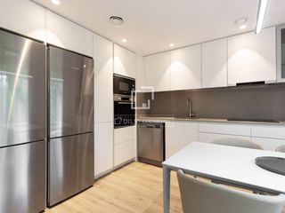 Rent Chalet in Gava Mar. Casa en excelentes condiciones, con 4 dormitorios y jardín de 10