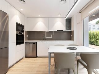 Rent Chalet in Gava Mar. Casa en excelentes condiciones, con 4 dormitorios y jardín de 10