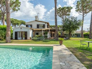 Xalet a Mont-ras. Villa en excelentes condiciones, con jardín y piscina en venta e