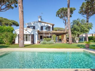 Xalet a Mont-ras. Villa en excelentes condiciones, con jardín y piscina en venta e