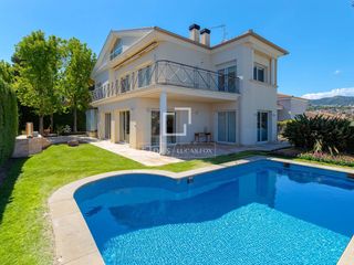 Chalet à Alella. Villa a cuatro vientos con jardín y piscina tocando a can teixid