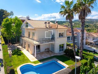 Chalet in Alella. Villa a cuatro vientos con jardín y piscina tocando a can teixid